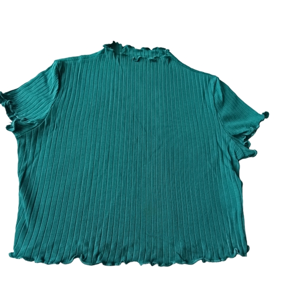 Green Wave Edge Crop Top - Picture 4 of 5
